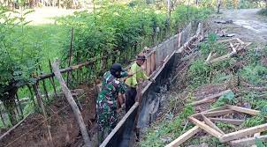 Babinsa Posramil 05/PC Cek Saluran lrigasi Bersama Bhabinkamtibmas Dan Petani