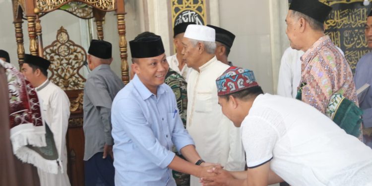 Safari Jum’at, Camat Tallo Salurkan Bantuan Al-Qur’an