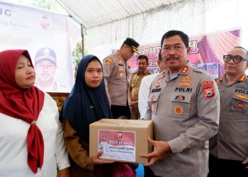 Kapolda Sulsel Bedah Rumah Keluarga Buruh Tani di Desa Tamanyeleng Kab. Gowa