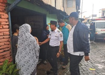 Angin Kencang Merusak Rumah Warga,  Camat Tallo Serahkan Bantuan Sembako
