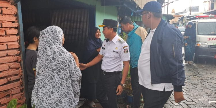 Angin Kencang Merusak Rumah Warga,  Camat Tallo Serahkan Bantuan Sembako