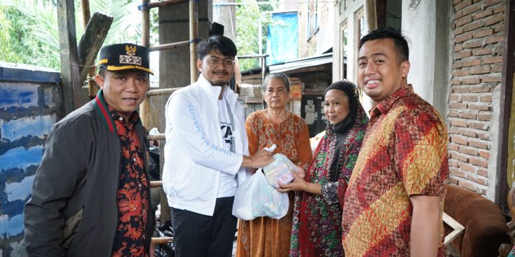 Sejumlah Rumah Warga Kembali Terendam Air, Ketua FKKM Serahkan Bantuan Terdampak Banjir 