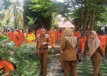 Camat Tallo Turunkan Satgas Benahi Taman Jalan Ade Irma