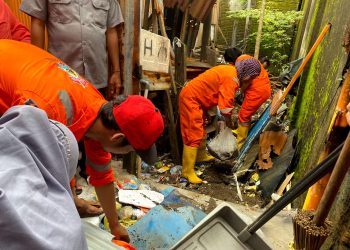 Ciptakan Wilayah Bersih, Camat Tallo Minta Lurah Intens Lakukan Kerja Bakti Bersama Warga