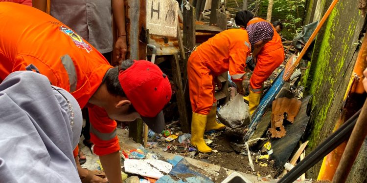 Ciptakan Wilayah Bersih, Camat Tallo Minta Lurah Intens Lakukan Kerja Bakti Bersama Warga