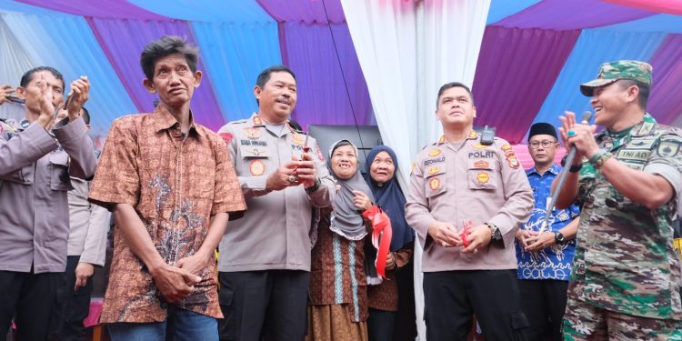 Wujudkan Rumah Layak Huni Bagi Dhuafa, Kapolda Sulsel Resmikan Bedah Rumah 