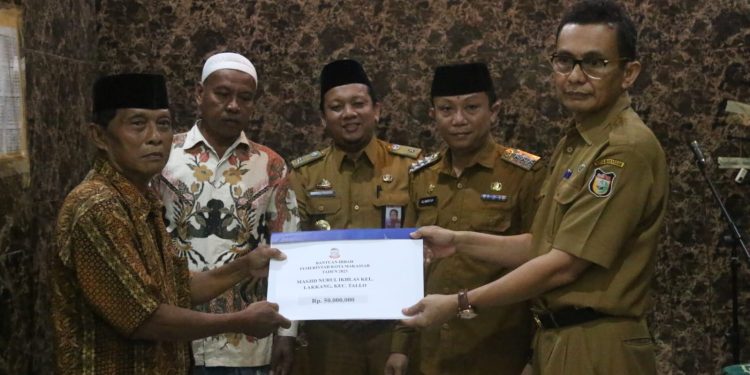 Memakmurkan Masjid, Camat Tallo Bersama Kabag Perekonomian Serahkan Bantuan Hibah Sebesar 50 Juta