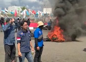 Aksi Demonstrasi Buruh di Simpang Lima Bandara Nyaris Bentrok