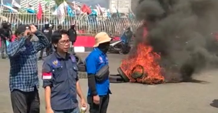 Aksi Demonstrasi Buruh di Simpang Lima Bandara Nyaris Bentrok