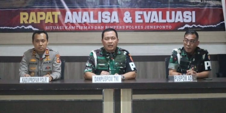 Tim Gabungan Div Propam Polri dan PUS POM TNI Menggelar Konferensi Pers