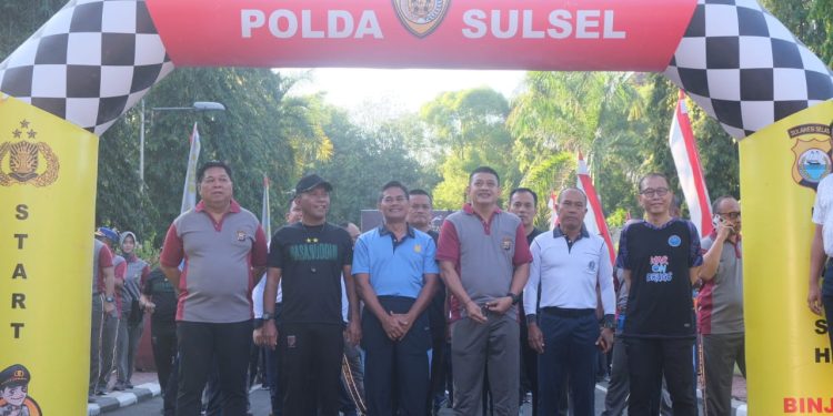 Peringati Hari Bhayangkara ke 77, Kapolda Sulsel dan Ratusan Personil TNI-Polri Jalan Santai Bersama