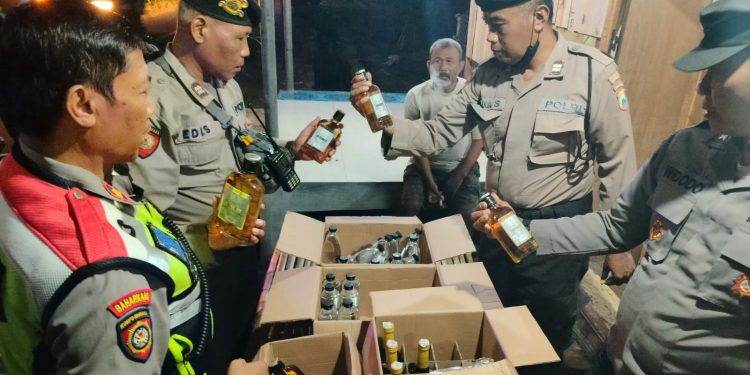Operasi Pekat Polres Kediri Kota bersama Petugas Gabungan Amankan Ratusan Botol Miras