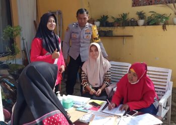 Polisi RW Polres Pasuruan Kota Dampingi Deteksi Dini Faktor Resiko PTM Warga Usia Produktif