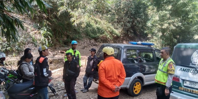 Polisi dan Tim SAR Berhasil Selamatkan Wisatawan Hilang di Lereng Budug Asu Malang