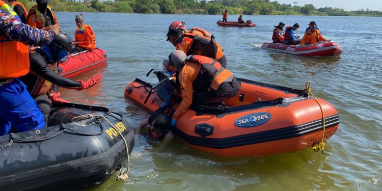 Polres Lamongan Bersama Tim SAR Gabungan Berhasil Evakuasi 3 Korban Perahu Tenggelam di Bengawan Solo
