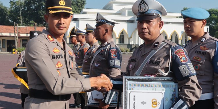 Kapolres Pasuruan Pimpin Upacara Korp Rapor Kenaikan Pangkat Pengabdian Dan Pemberian Reward Kepada Anggota Berprestasi