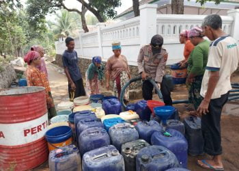 Kapolres Pasuruan Pimpin Pendistribusian Bantuan Air Bersih Untuk Masyarakat Kabupaten Pasuruan