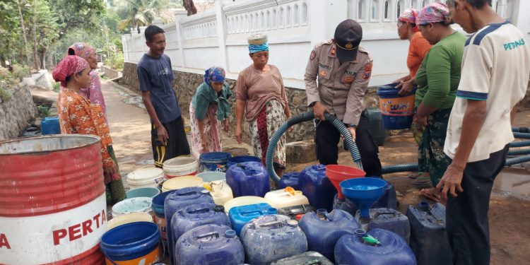 Kapolres Pasuruan Pimpin Pendistribusian Bantuan Air Bersih Untuk Masyarakat Kabupaten Pasuruan