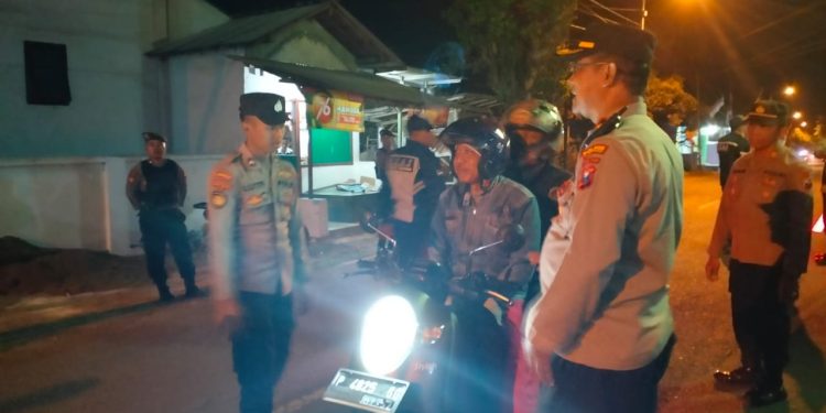 248 Polisi dan TNI Lakukan Pengamanan Pengesahan Warga Baru PSHT di Bondowoso Kondusif