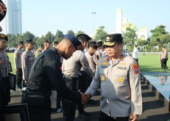 Dinilai Berprestasi Kapolda Jatim Beri Penghargaan Kepada 151 Personel