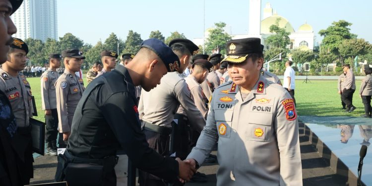 Dinilai Berprestasi Kapolda Jatim Beri Penghargaan Kepada 151 Personel