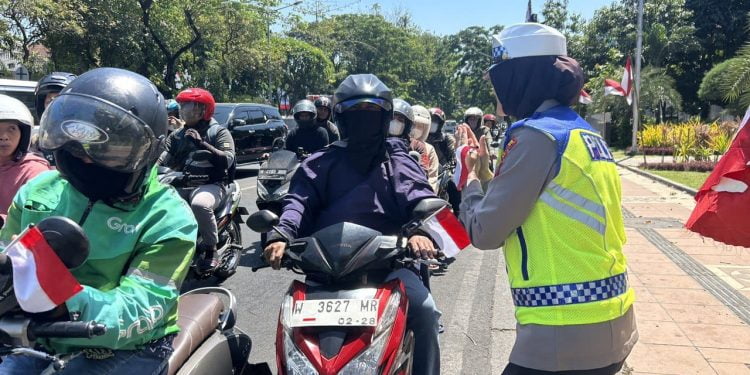 Sambut HUT RI ke-78 Polrestabes Surabaya Berbagi Bendera Merah Putih ke Pengguna Jalan
