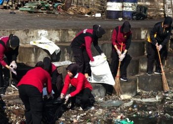 Peduli Lingkungan, Polwan Polres Gresik Bersihkan Sampah di Pantai Pekelingan