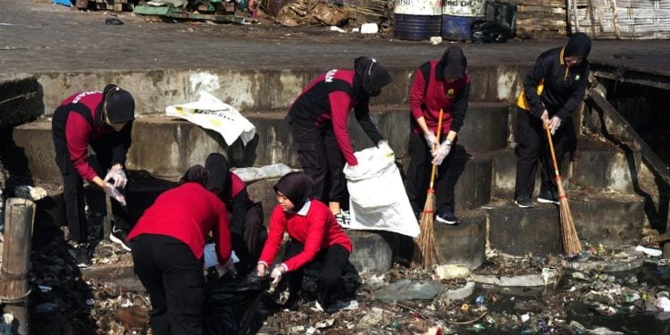 Peduli Lingkungan, Polwan Polres Gresik Bersihkan Sampah di Pantai Pekelingan