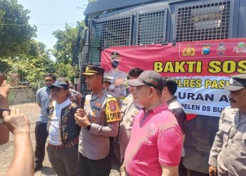 Tangani Dampak Elnino Polisi Beri Bantuan Puluhan Ribu Liter Air Bersih Untuk Warga Pasuruan