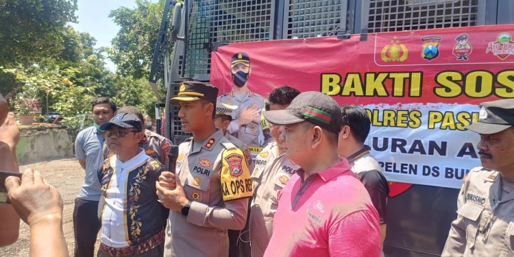 Tangani Dampak Elnino Polisi Beri Bantuan Puluhan Ribu Liter Air Bersih Untuk Warga Pasuruan