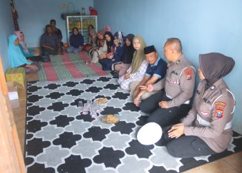 Polisi Peduli Polres Mojokerto Beri Santunan Keluarga Korban Kecelakaan di Pacet
