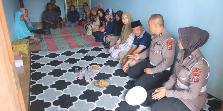 Polisi Peduli Polres Mojokerto Beri Santunan Keluarga Korban Kecelakaan di Pacet