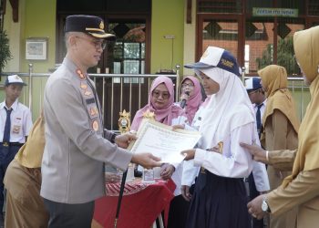 Polisi Peduli Pendidikan, Kapolres Ponorogo Beri Penghargaan Siswa SLBN Yang Berprestasi