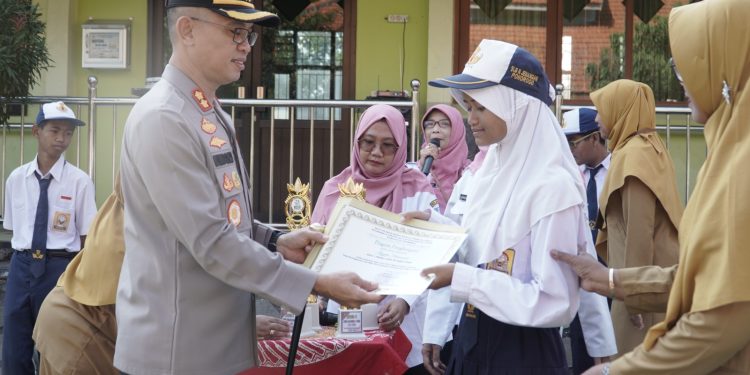 Polisi Peduli Pendidikan, Kapolres Ponorogo Beri Penghargaan Siswa SLBN Yang Berprestasi