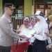 Polisi Peduli Pendidikan, Kapolres Ponorogo Beri Penghargaan Siswa SLBN Yang Berprestasi