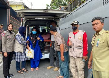 Kolaborasi Polwan Polisi RW Polresta Malang Kota Evakuasi ODGJ, Warga Samaan Beri Apresiasi