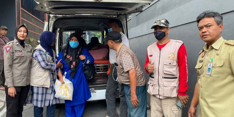 Kolaborasi Polwan Polisi RW Polresta Malang Kota Evakuasi ODGJ, Warga Samaan Beri Apresiasi