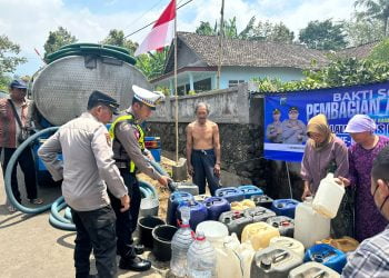 Jelang Hari Lalu Lintas Bhayangkara Ke-68, Satlantas Polres Pasuruan Salurkan Air Bersih Untuk Masyarakat