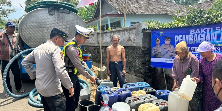 Jelang Hari Lalu Lintas Bhayangkara Ke-68, Satlantas Polres Pasuruan Salurkan Air Bersih Untuk Masyarakat