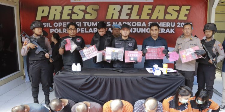 Polres Tanjung Perak Berhasil Ungkap 13 Kasus Narkoba dan Amankan 16 Tersangka
