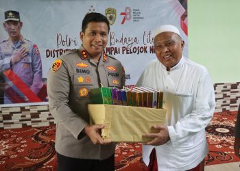 Jumat Curhat di Ponpes Nurul Burhan Kapolres Bondowoso Berbagi Buku Wujud Polri Peduli Literasi