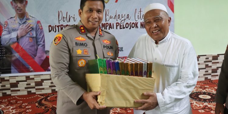 Jumat Curhat di Ponpes Nurul Burhan Kapolres Bondowoso Berbagi Buku Wujud Polri Peduli Literasi