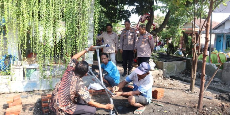 Polri Peduli, Polresta Sidoarjo Buatkan Sumur Bor dan Pompa Air Untuk Warga