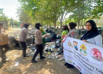 Polisi Peduli, Srikandi Polres Probolinggo Berbagi Berkah untuk Pemulung