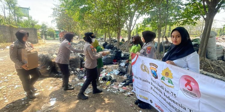 Polisi Peduli, Srikandi Polres Probolinggo Berbagi Berkah untuk Pemulung