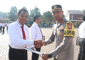 Wujud Rasa Terimakasih, Kapolres Pasuruan Berikan Penghargaan Kepada Personil Satreskrim Polres Pasuruan Kota