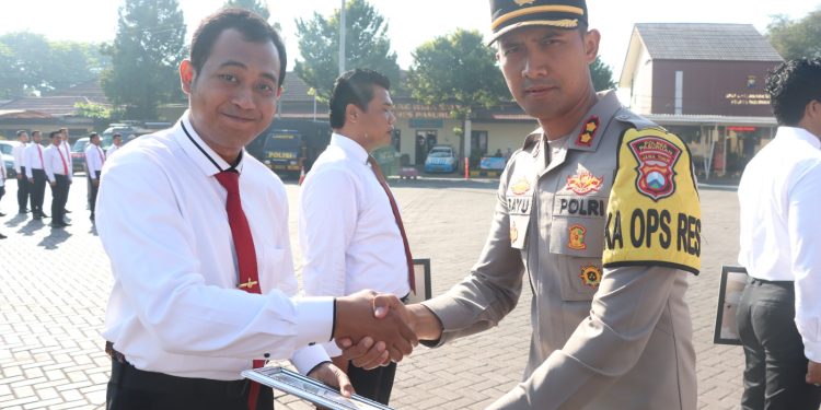 Wujud Rasa Terimakasih, Kapolres Pasuruan Berikan Penghargaan Kepada Personil Satreskrim Polres Pasuruan Kota