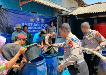 Polres Ponorogo Droping Air Bersih dan Sembako Untuk Warga