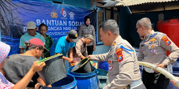 Polres Ponorogo Droping Air Bersih dan Sembako Untuk Warga
