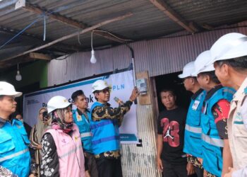 Momen Ramadan 1445 H, Program Donasi Insan PLN UID Sulselrabar dan Icon Plus Bantu Nyalakan Sambungan Listrik 219 Rumah